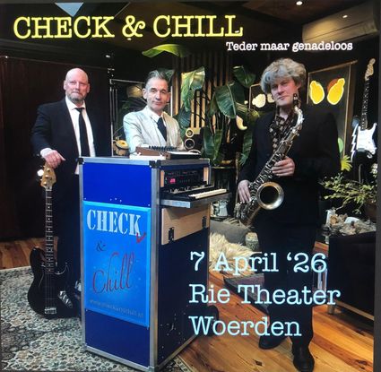 Muziekband Check & Chill in Woerden, Groene Hart, promotiebeeld van live muziekoptreden in het Rie Theater met saxofonist, bassist en toetsenist op podium met instrumenten en sfeervolle setting.