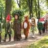 Optocht van kinderen verkleed als kabouter, elfje en boom