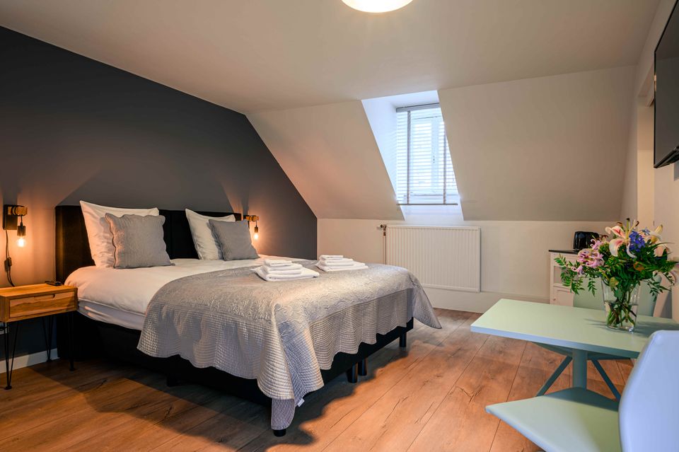 Gracht 62 B&B Maastricht kamer grijze muur