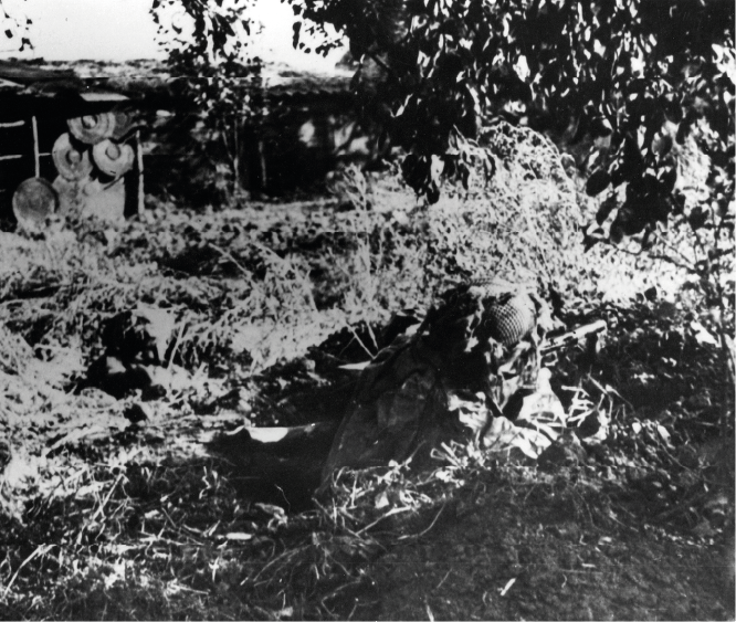 A Polish paratrooper in position with a stengun 9mm pistol machine gun (location of photo unknown).