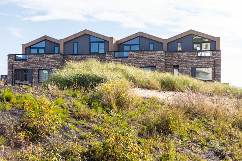 Woningen in de duinen van Almere Duin in Flevoland