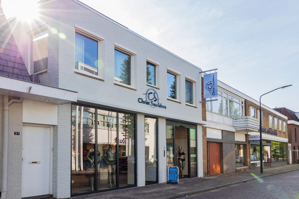 Gevel en etage met poppen met lingerie Christ Smulders Lingerie Oisterwijk