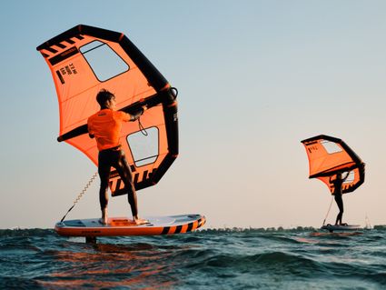 Wingfoilen op het water