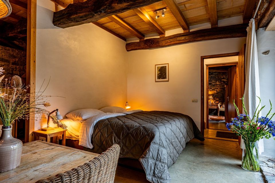 Chambre attrayante dans l'hébergement de groupe Hoeve Vernelsberg, idéale pour les séjours avec des groupes plus importants.