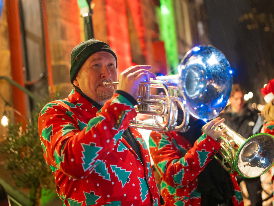 Muziekoptredens langs de grachten van Delft tijdens Lichtjesavond