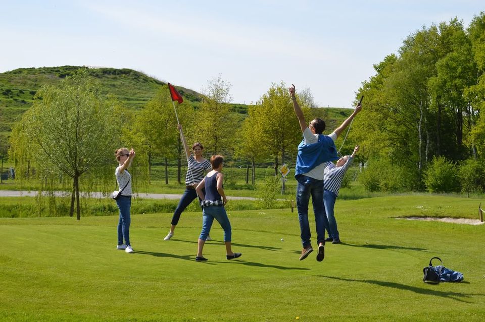 Gezin speelt Pitch & Putt.