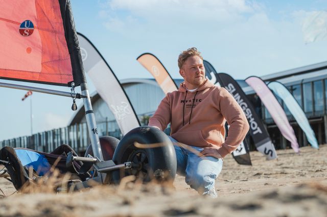 close up van Tim op het strand