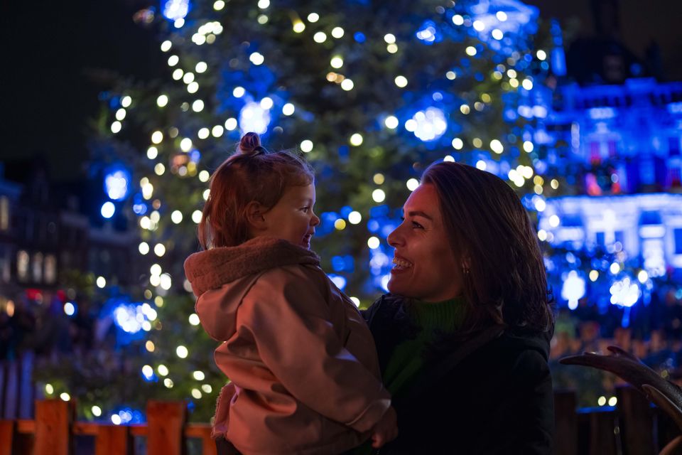 Moeder met kindje op de markt tijdens Delft Verlicht