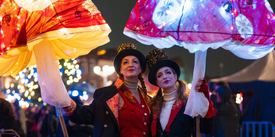 Twee vrouwen met verlichte paddenstoelen tijdens Lichtjesavond