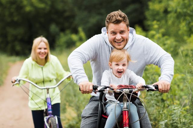 Gelukkige familie op de fiets