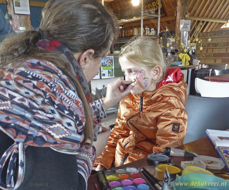 Schminken van kinderen bij museum De Sukerei