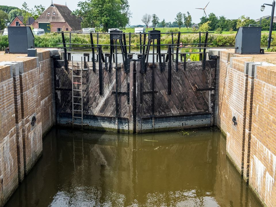 De sluis en het gemaal van Iezumasyl