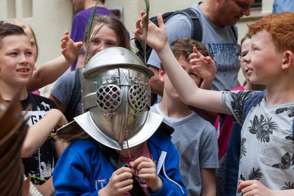 Leerling met gladiatorenhelm