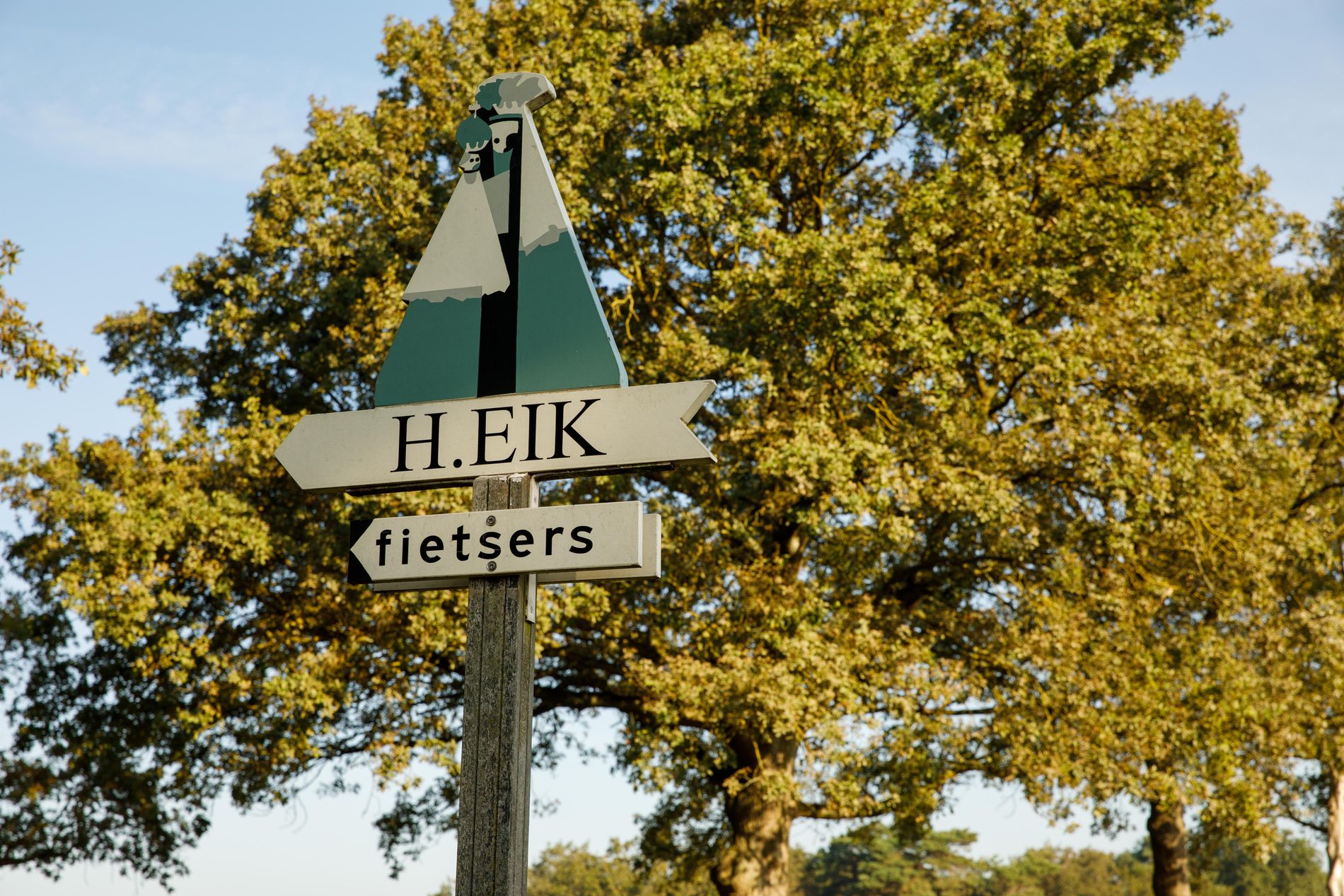 driehoek fietsbordje naar de kapel van de Heilige Eik.