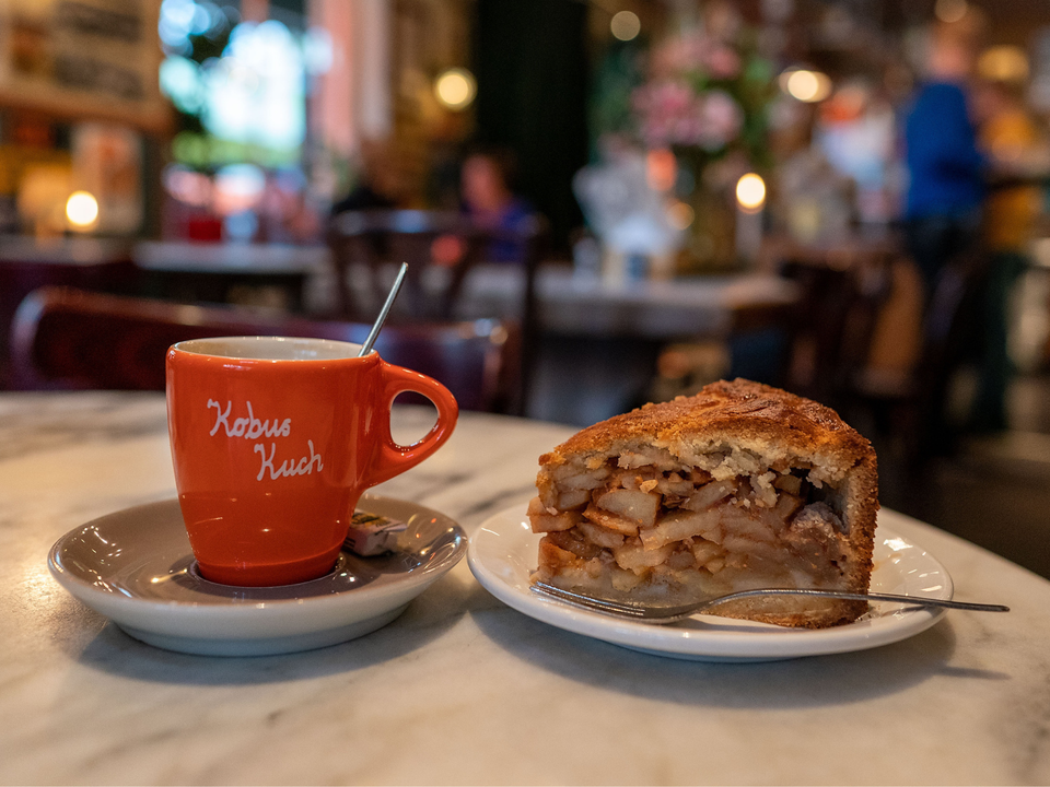 Koffie en een appeltaart bij Kobus Kuch in Delft