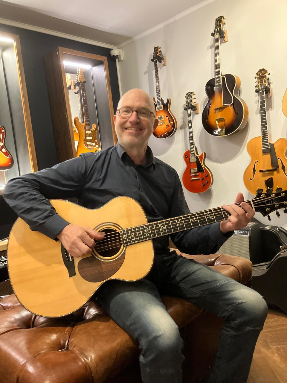 Een man met een gitaar