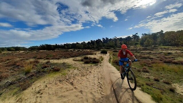 1 mountainbiker op het parcours van Giersbergen