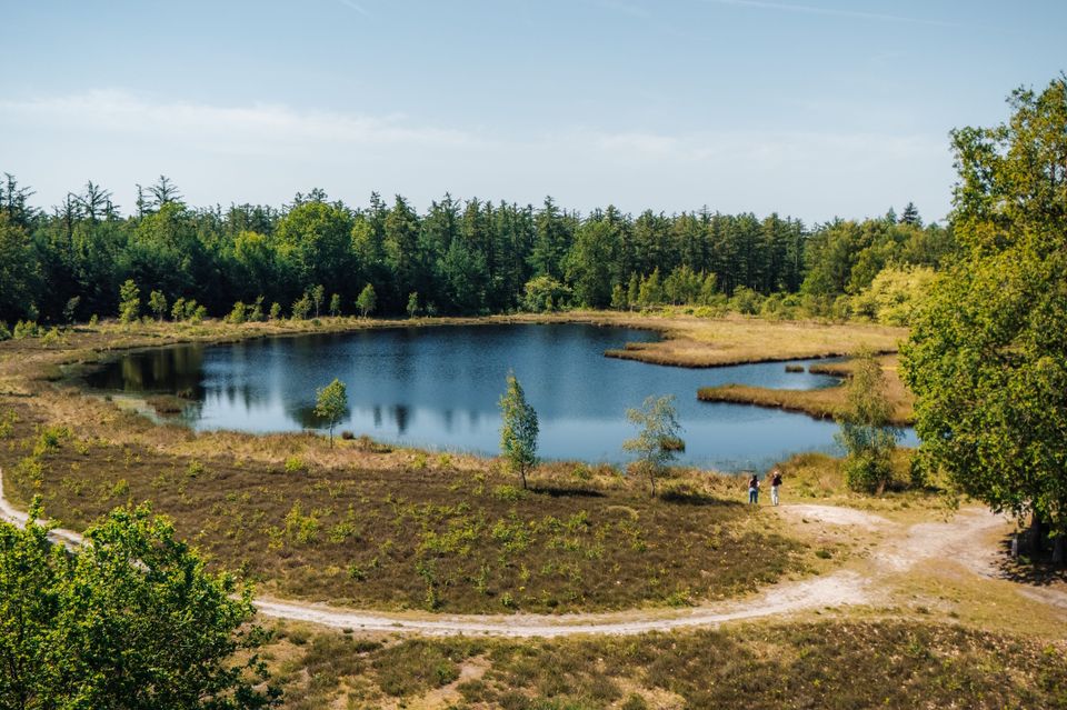 Zwei Frauen stehen an einem See in Drenthe.