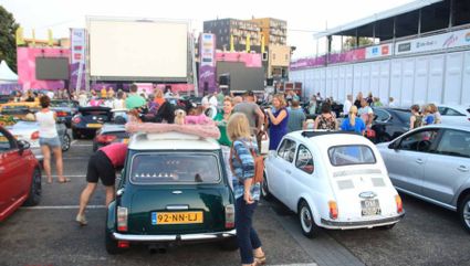 auto`s voor grootscherm, kijken naar een film