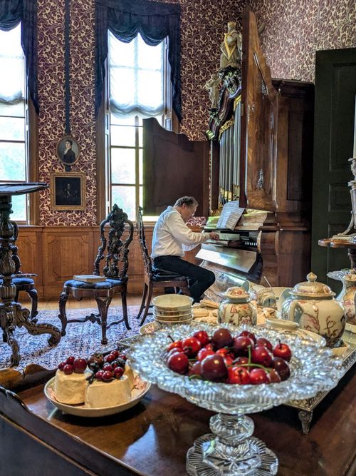 Organist Eeuwe Zijlstra in de grote zaal van de Menkemaborg in Uithuizen. 
Foto: Janna Bathoorn