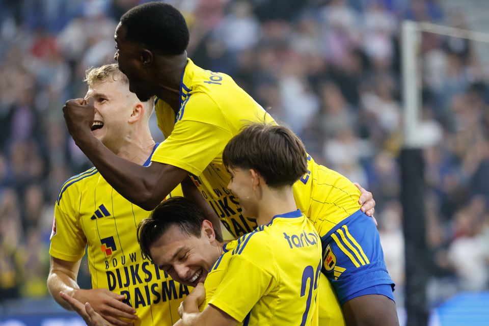 Nicolas Binder of SC Cambuur, Jamal Amofa of SC Cambuur, Oscar Sjostrand of SC Cambuur, Tomas Galvez of SC Cambuur vieren de 1-0 during the Dutch Keuken Kampioen Divisie match between SC Cambuur and TOP Oss at Kooi Stadion on August 15, 2025 in Leeuwarden, Netherlands.