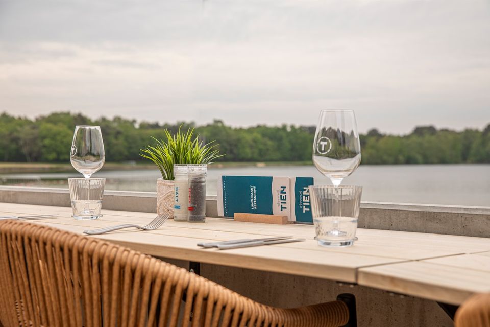 Terras-uitzicht-water-Strand-Tien