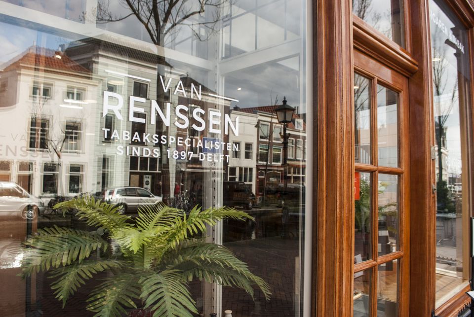 De winkel van sigarenspeciaalzaak Van Renssen gelegen in Delft