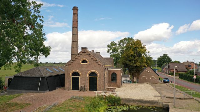 Historisch stoomgemaal Stoomgemaal Teyelings in Kamerik, gemeente Woerden, Groene Hart, bakstenen gemaalgebouw met hoge schoorsteen aan het water in polderlandschap langs de weg.