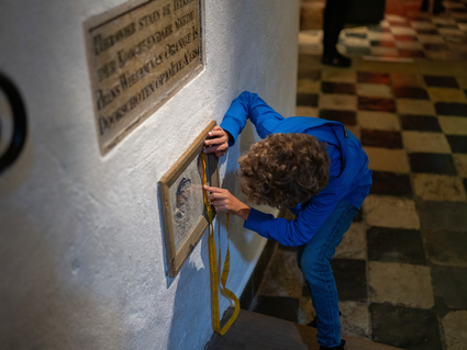Jongen genaamd Rick die naar de kogelgaten kijkt in het Museum Prinsenhof Delft