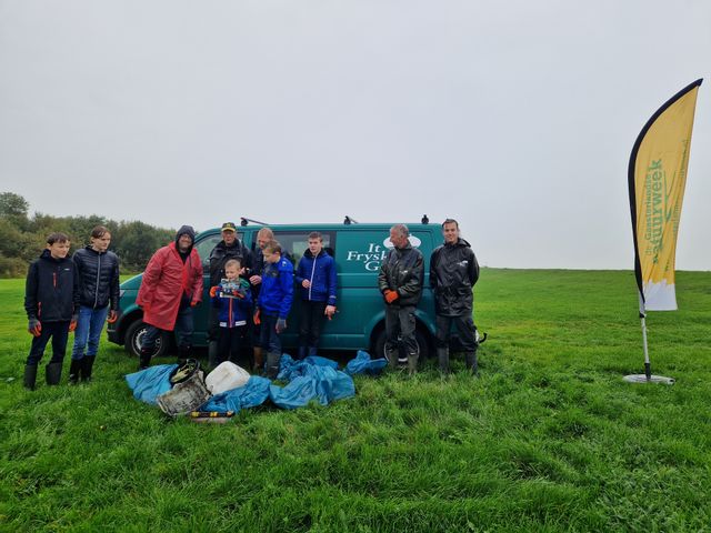 Expeditie Waterbeestjes met boswachter Aldert van It Fryske Gea
