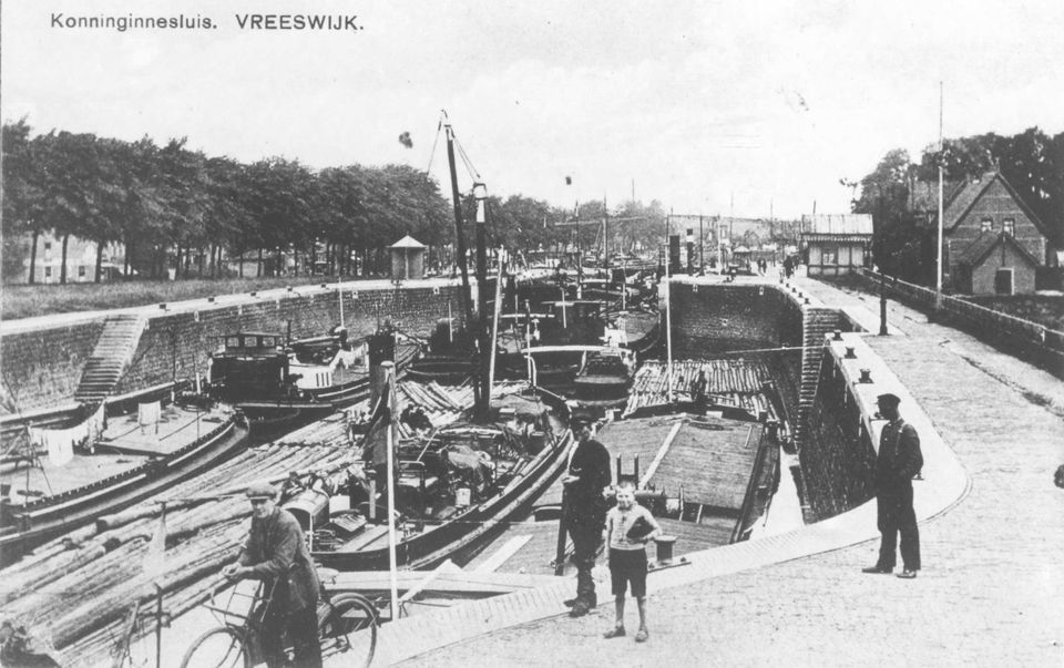 Gezicht op de Koninginnensluis te Vreeswijk, gevuld met schepen.