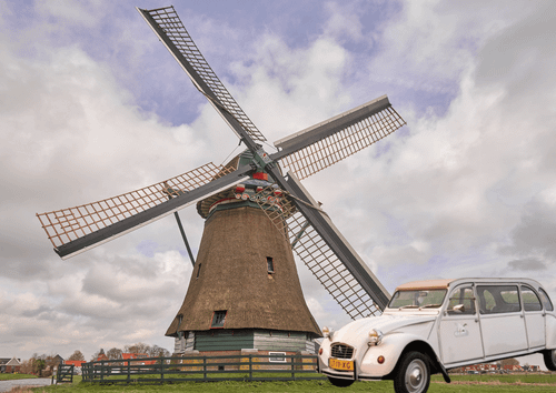 Molen de Koker met een auto ervoor