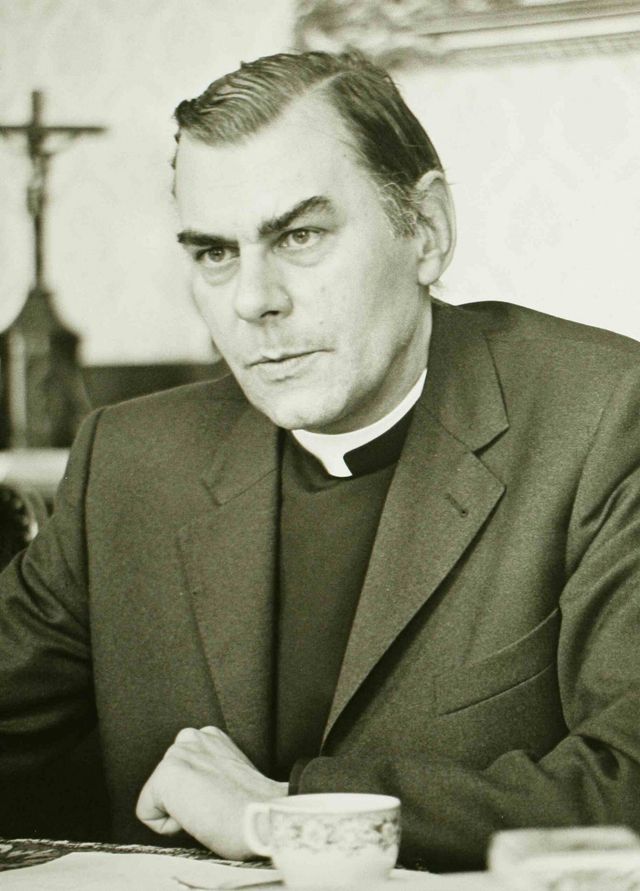 Een portret van Bisschop Bluyssen in 1975. 