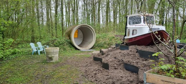 Rioolbuis en schip om in te overnachten.