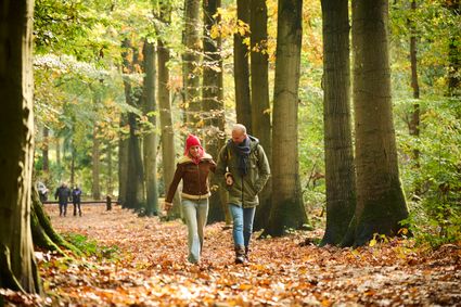 Stel wandelt de Kroegjesroute door Gaasterland.