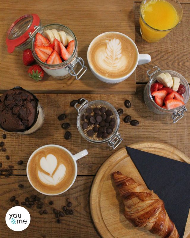 You & Me overzicht van ontbijt met koffie, muffin, yogurth en meer lekkers