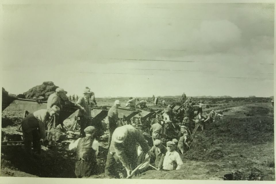 Arbeiders bezig met de aanleg van een van de startbanen van vliegveld Peest, met behulp van kiepkarren.