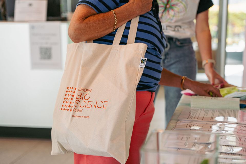 A totebag with the logo of the Dutch Bio Science Week