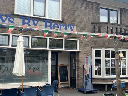 YsbyBerry Lieshout