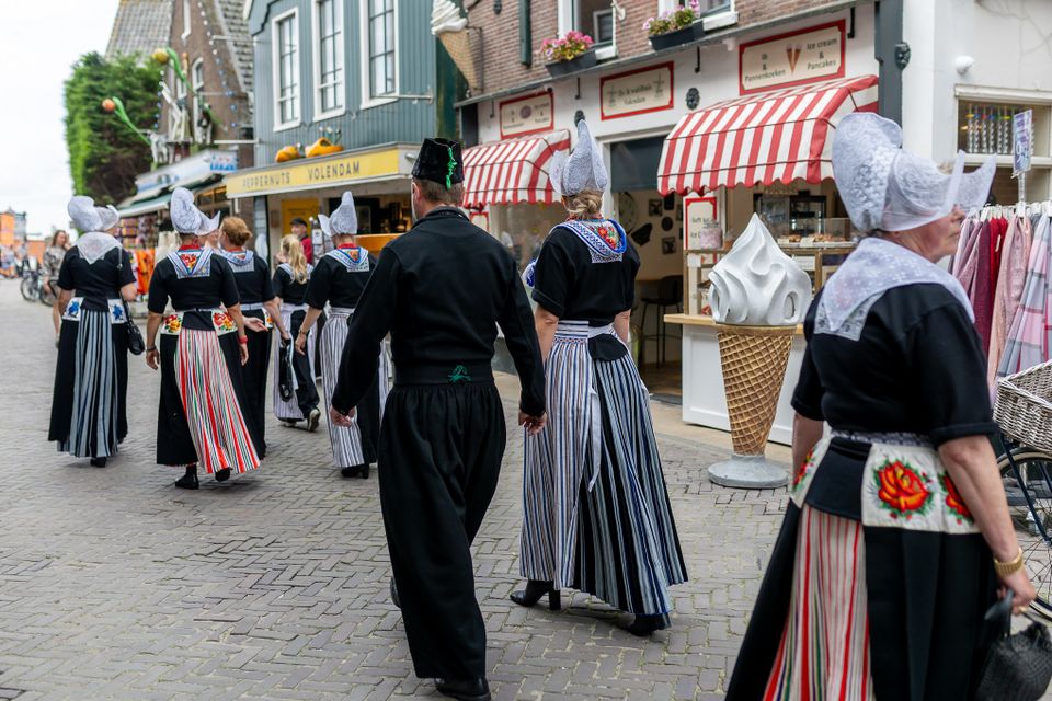 Mensen in Volendamse Klederdracht tijdens een optocht