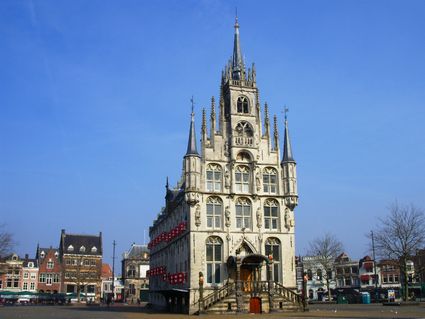 Het gotische stadhuis van Gouda op de Markt, een historisch monument en populaire bezienswaardigheid in het Groene Hart.