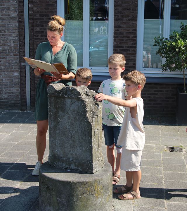 Kinderen leren op de Altaarsteen