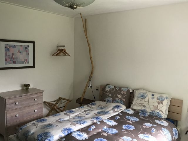 Twee eenpersoonsbedden in de slaapkamer