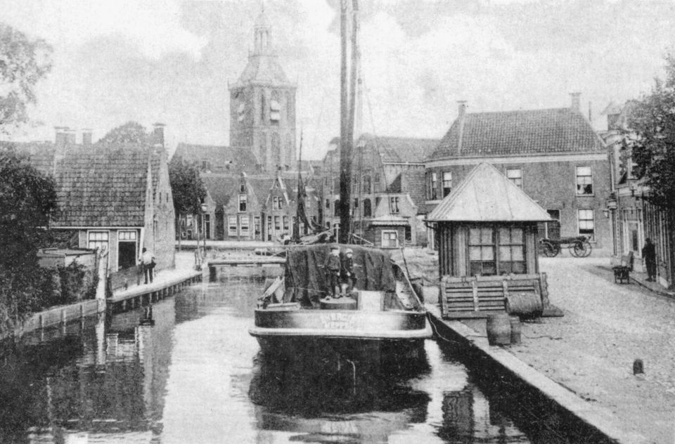 Oude zwart wit foto van de grachten van Meppel.