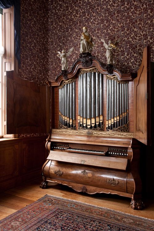 Foto links: kabinetorgel Menkemaborg, foto Menkemaborg.
Foto midden: Csenge Pozsonyi, eigen foto.
Foto rechts: Márton Lénart, foto Bouwe Luurtsema.