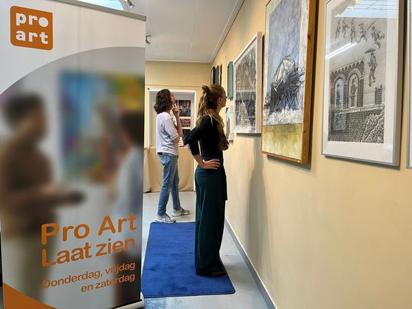 Bezoekers bekijken tentoonstelling bij Pro Art