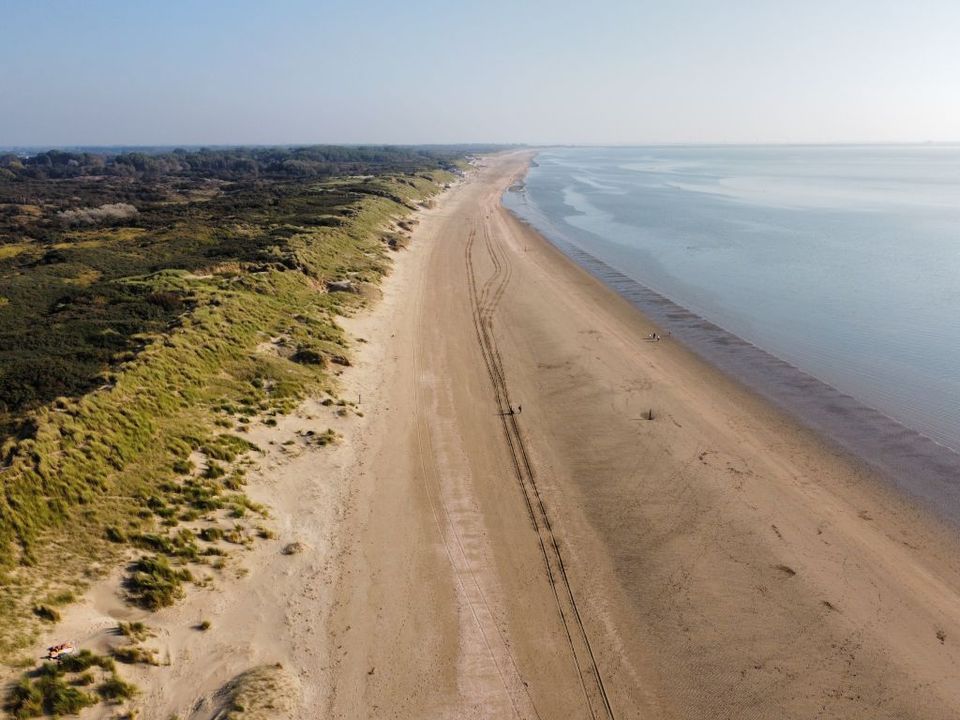 Breed badstrand van Rockanje met de duinen van Voornes Duin