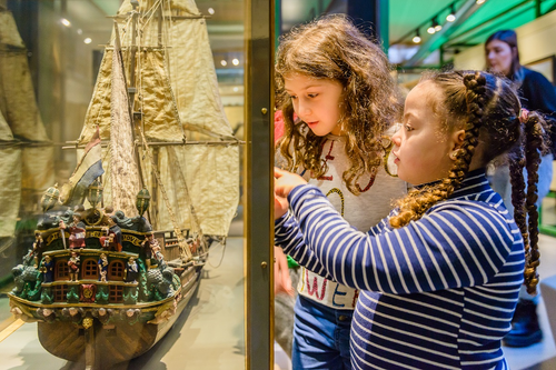 twee kinderen in een museum