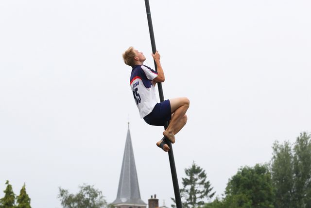 jongen aan het fierljeppen