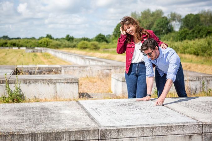 Wandelaars volgen het Romeinenpad en bezoeken Castellum Fectio.